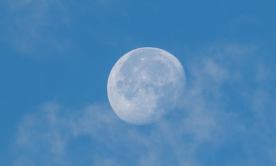 被卷云包围的月亮